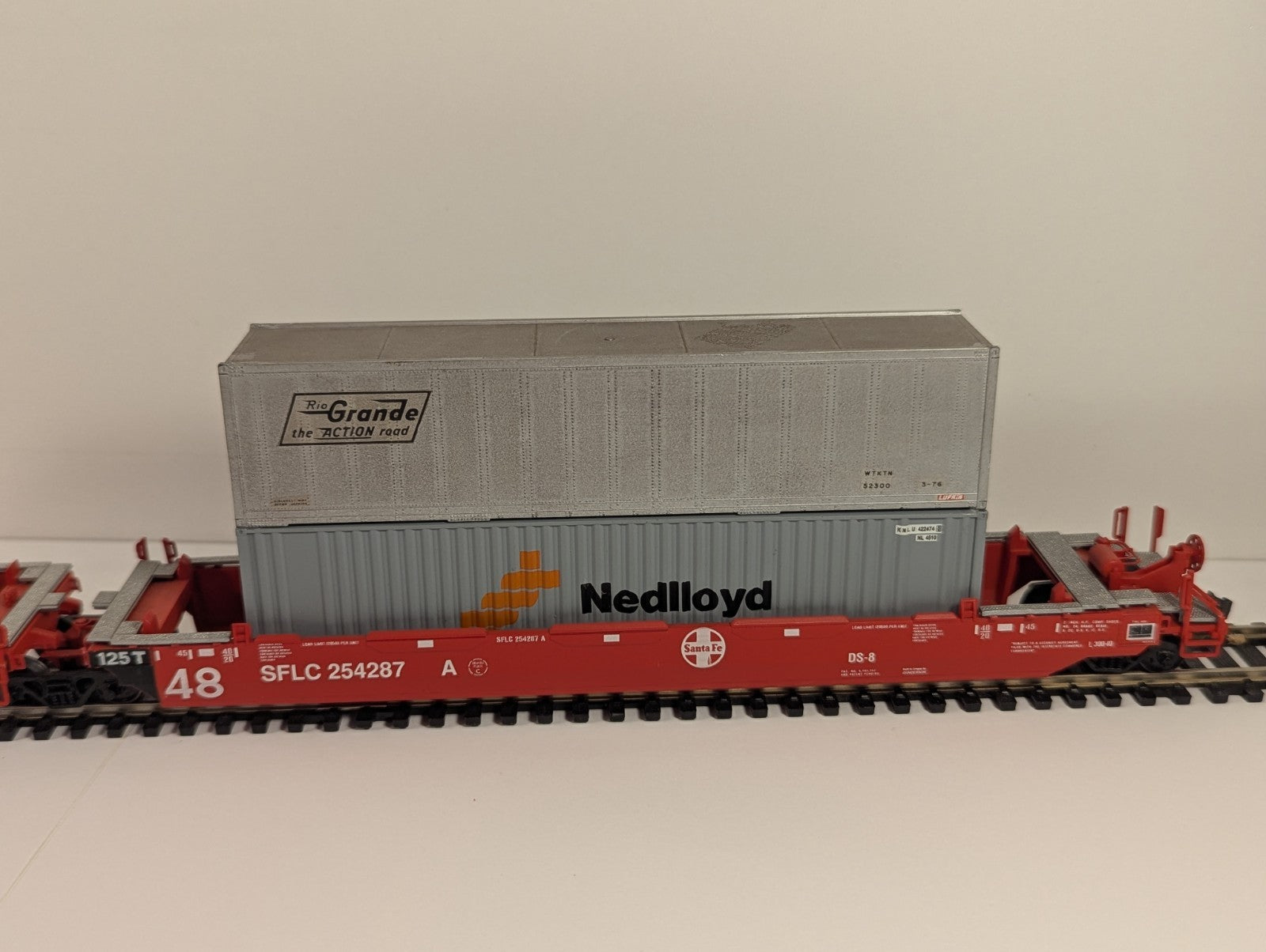 Athearn Deep Well Wagons Santa Fe with Containers