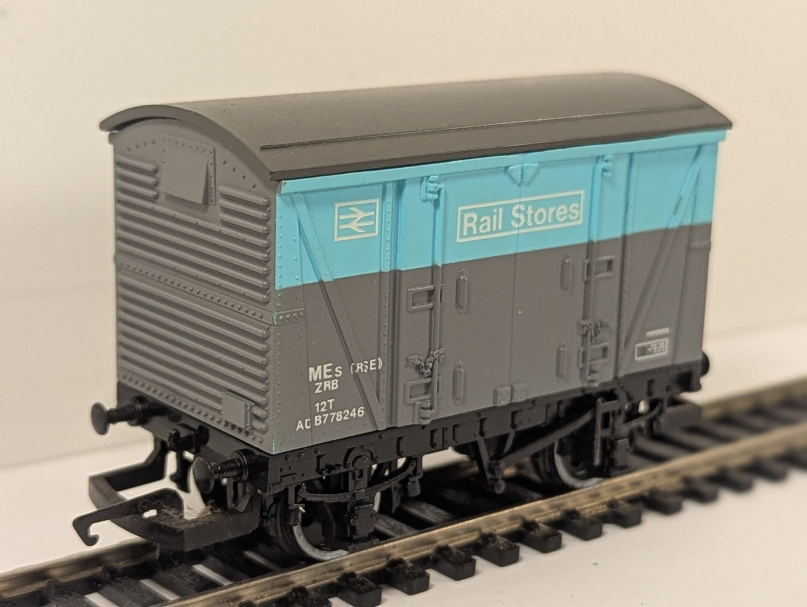Hornby R.115 OO Gauge BR Rail Stores Van VEA ADB778246