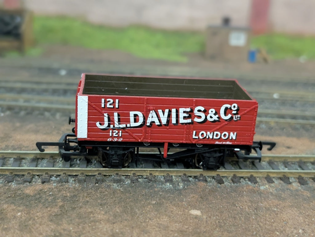 Hornby R1075 OO Gauge 7 Plank Wagon J L Davies