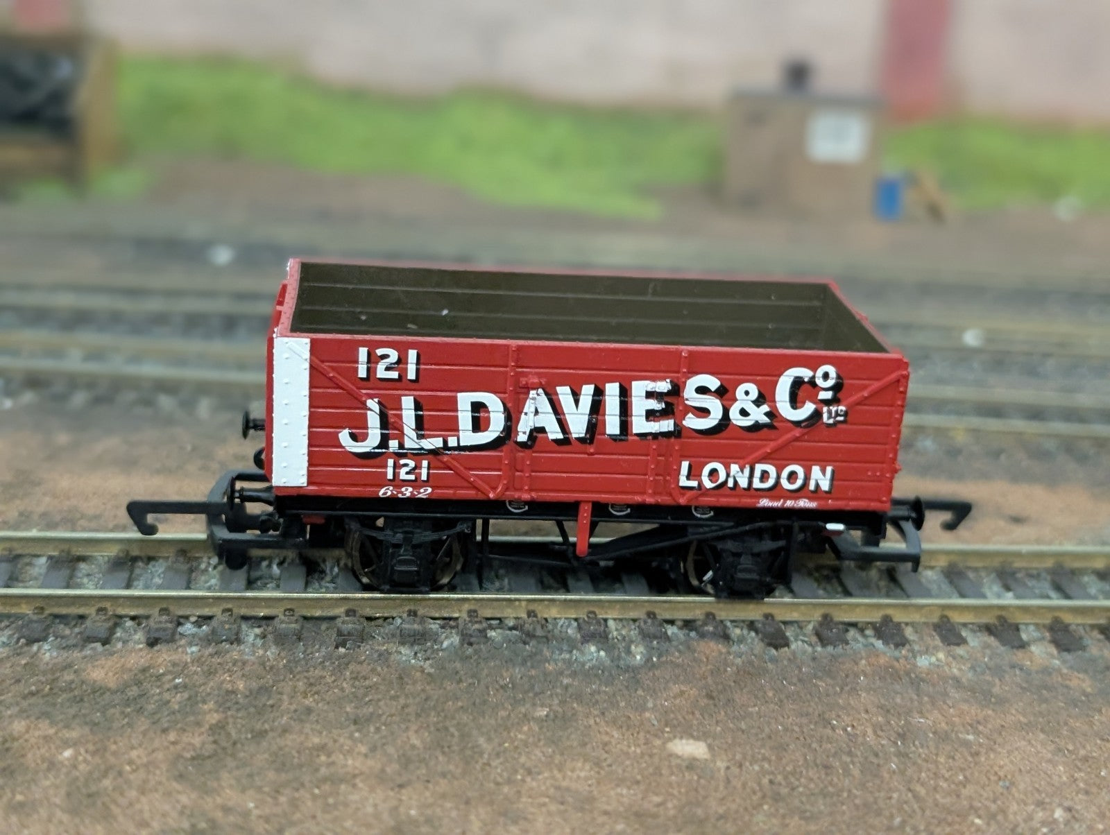 Hornby R1075 OO Gauge 7 Plank Wagon J L Davies