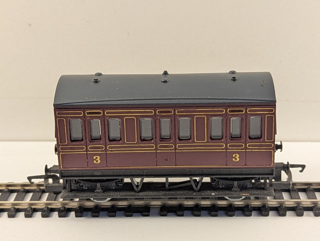 Hornby OO Gauge 4-Wheel Composite Coach Maroon