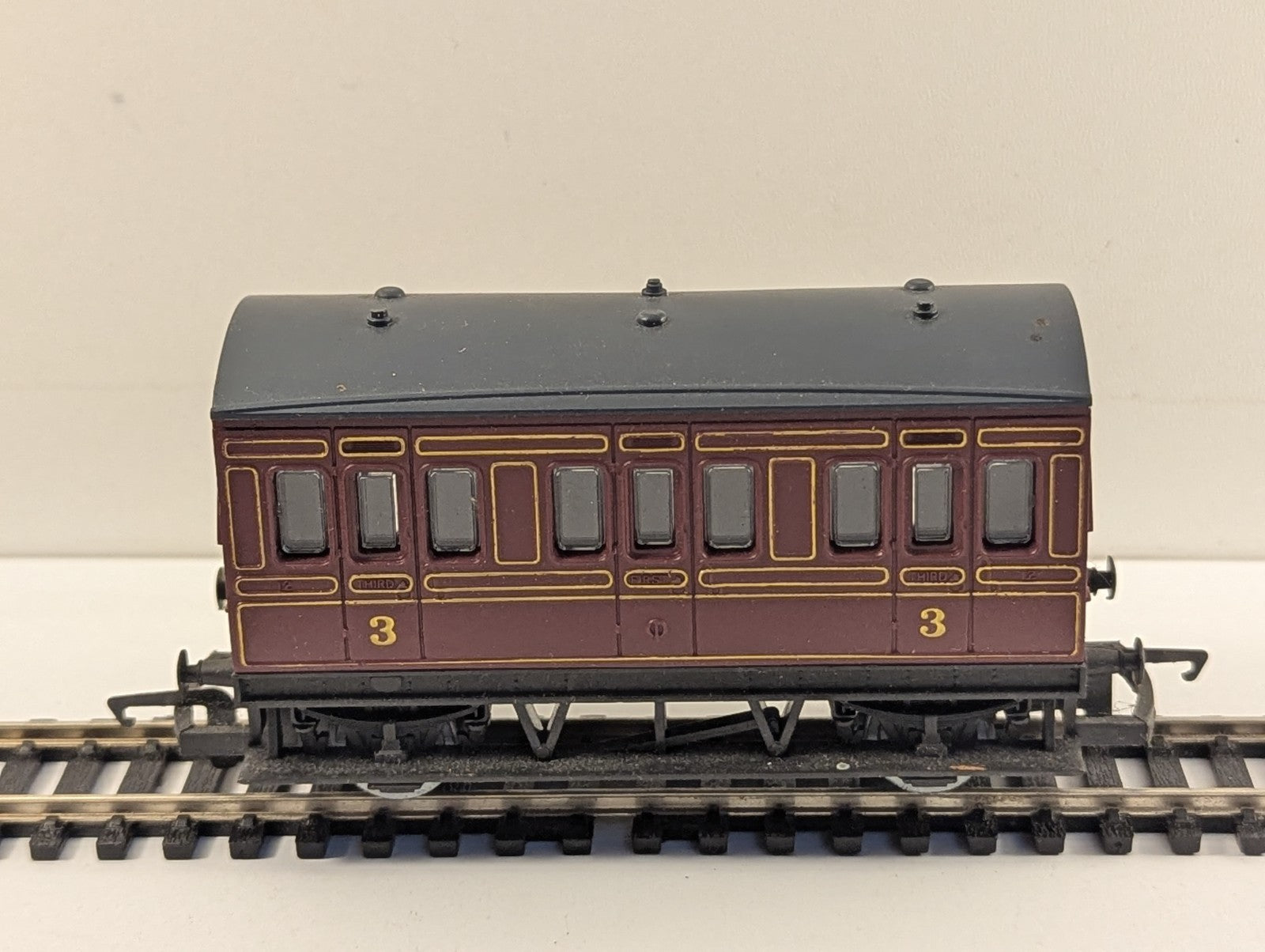 Hornby OO Gauge 4-Wheel Composite Coach Maroon