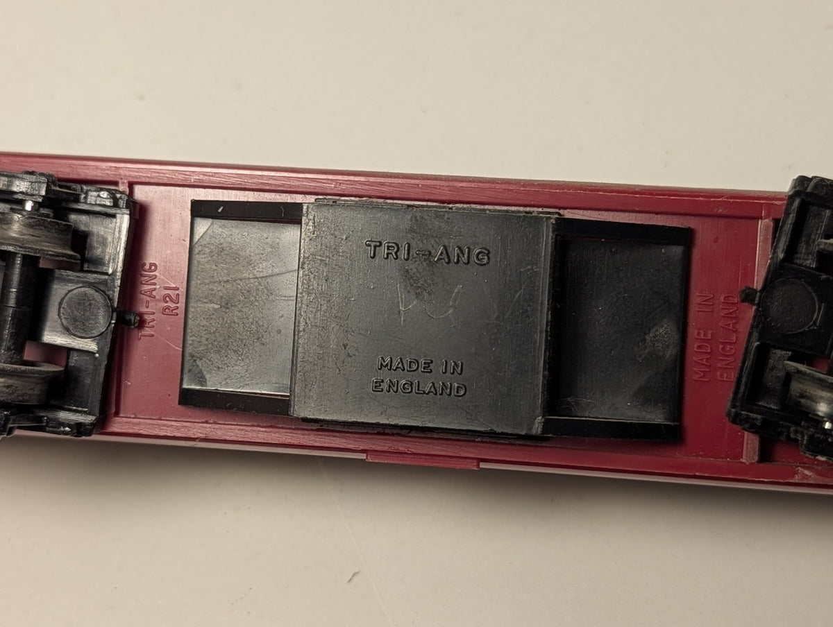 Tri-ang OO Gauge BR Crimson and Cream Short Passenger Coach M7071 R21