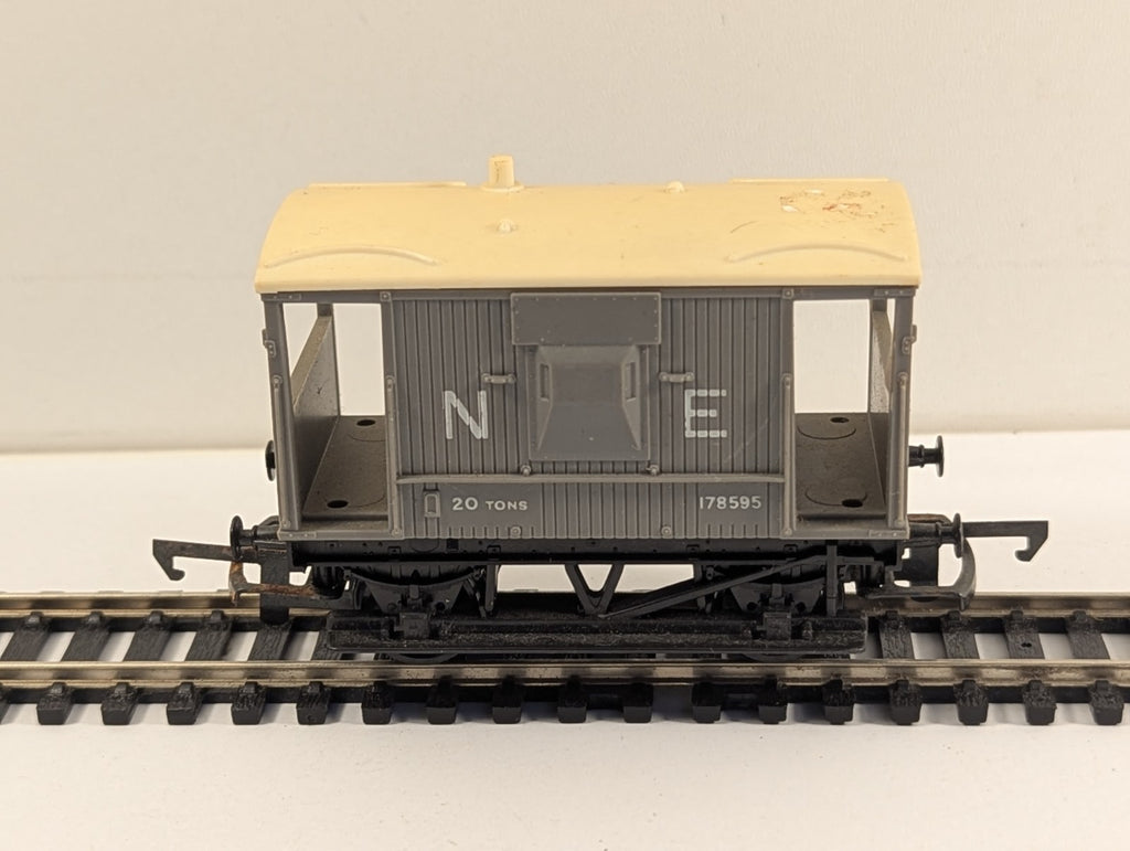 Hornby R124 OO Gauge LNER NE 20 Ton Brake Van 178595