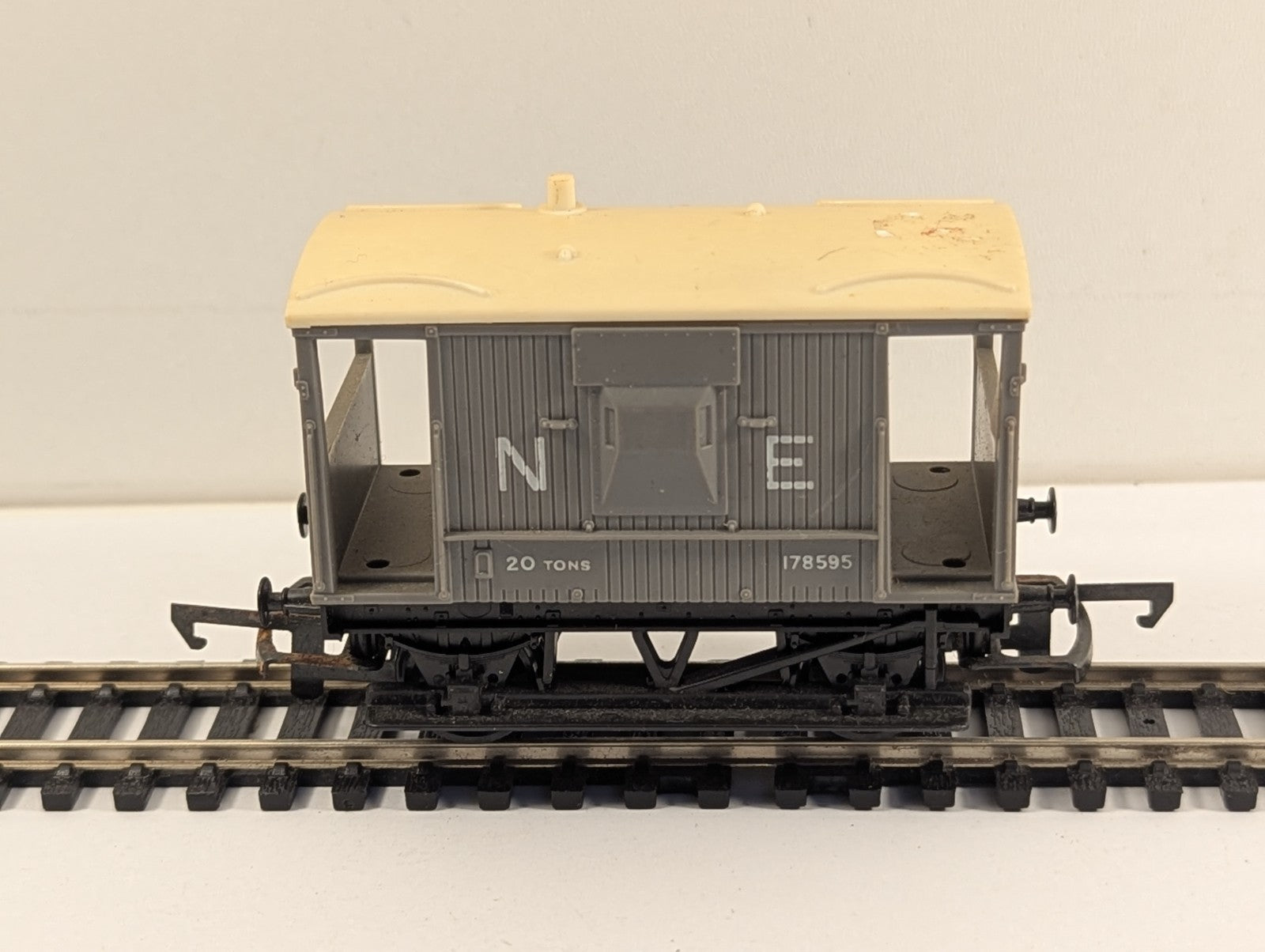 Hornby R124 OO Gauge LNER NE 20 Ton Brake Van 178595