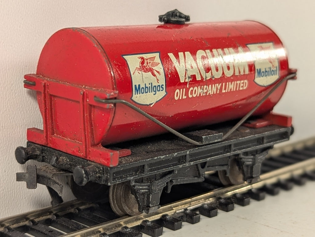 Hornby Dublo OO Gauge Vacuum Oil Company Tank Wagon Vacuum Oil Red