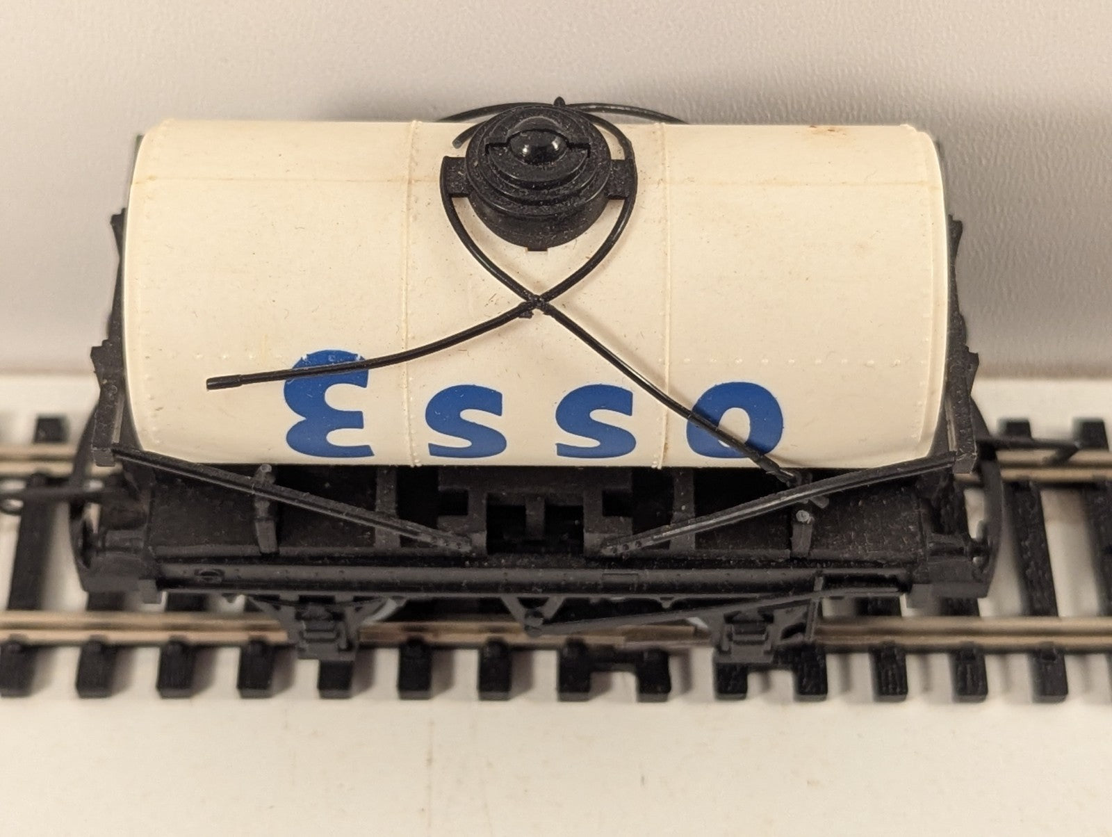 Hornby R96 OO Gauge White Esso Tanker