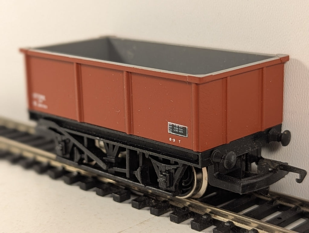 Hornby R239 BR 26T Stone Mineral Wagon finished in BR Bauxite livery.