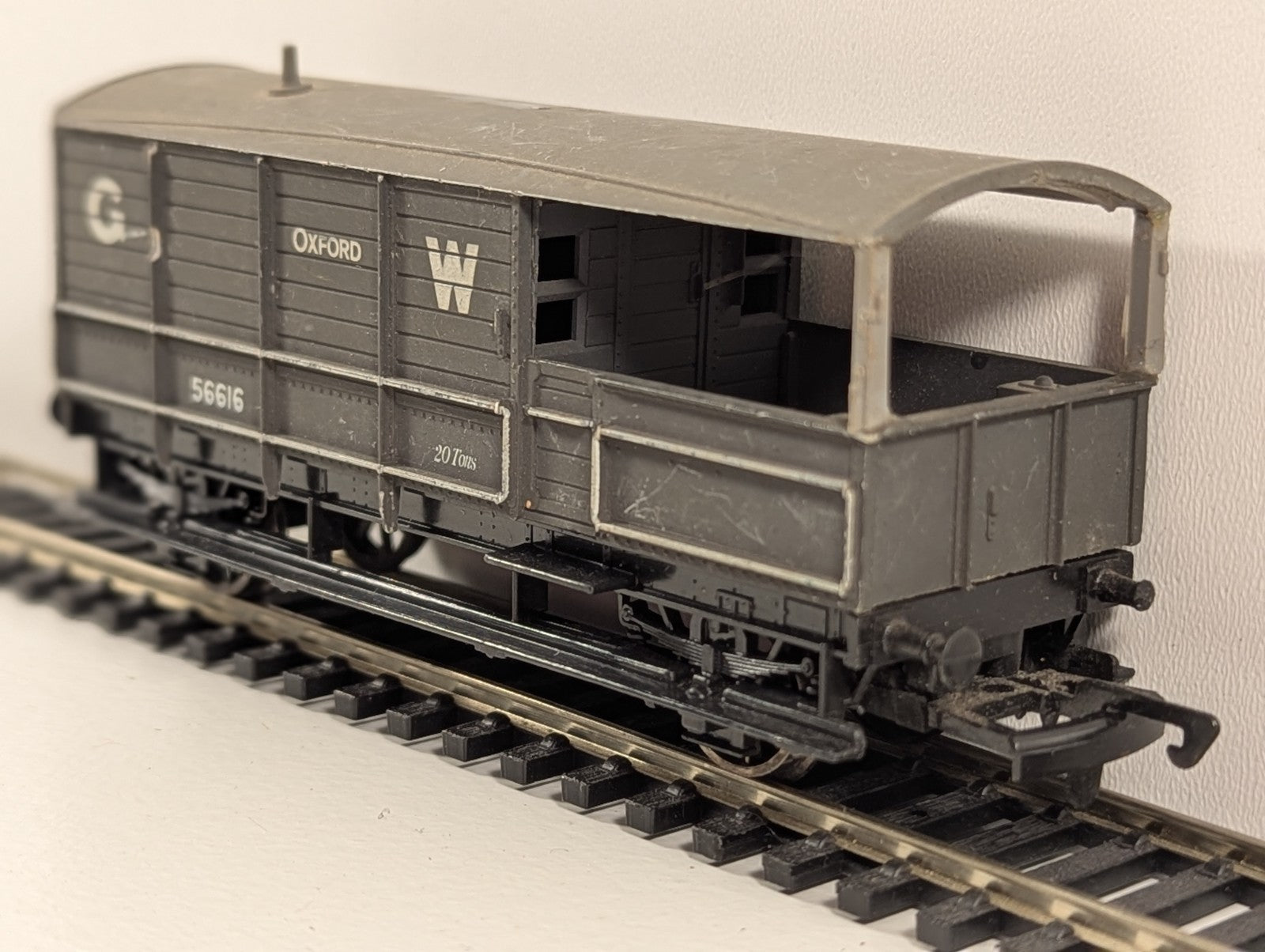 Airfix – Oxford 20 Ton Wagon (W56616, Missing Coupling) – OO Gauge