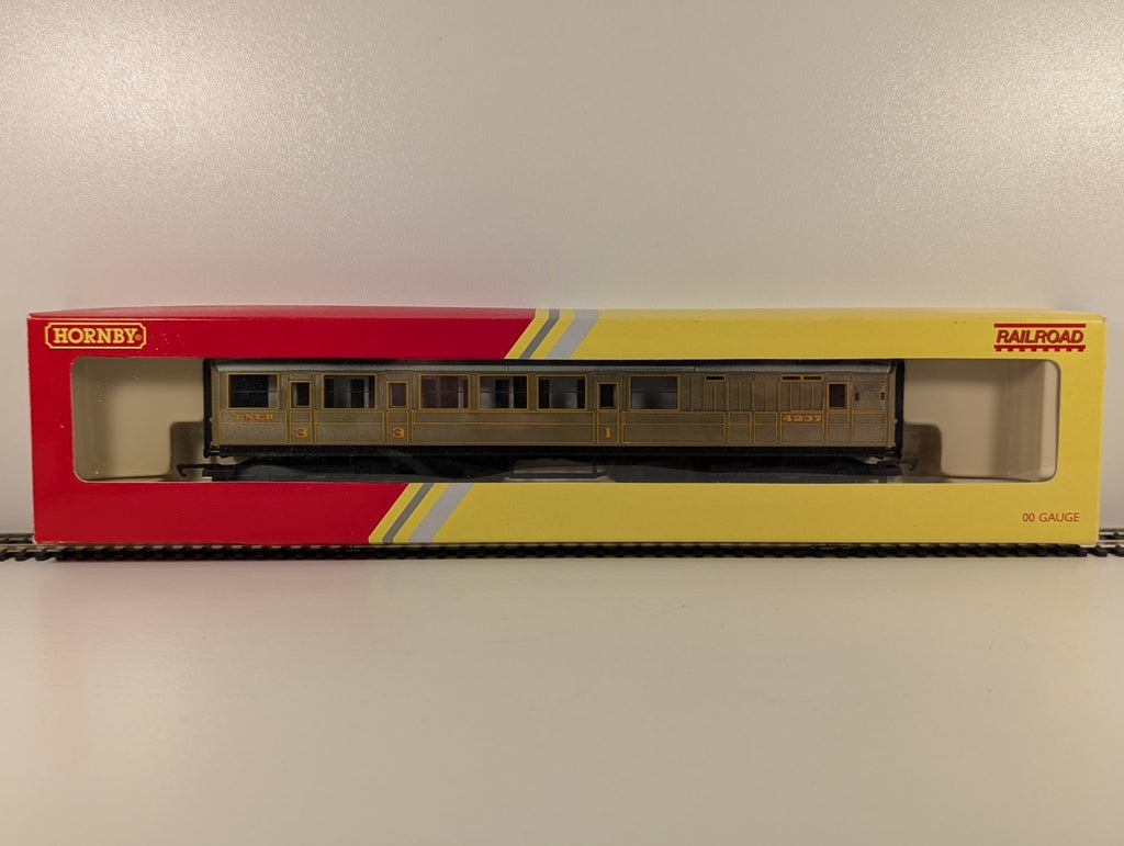 Hornby R4333 RailRoad OO Gauge LNER Teak Brake Composite Coach – No. 4237