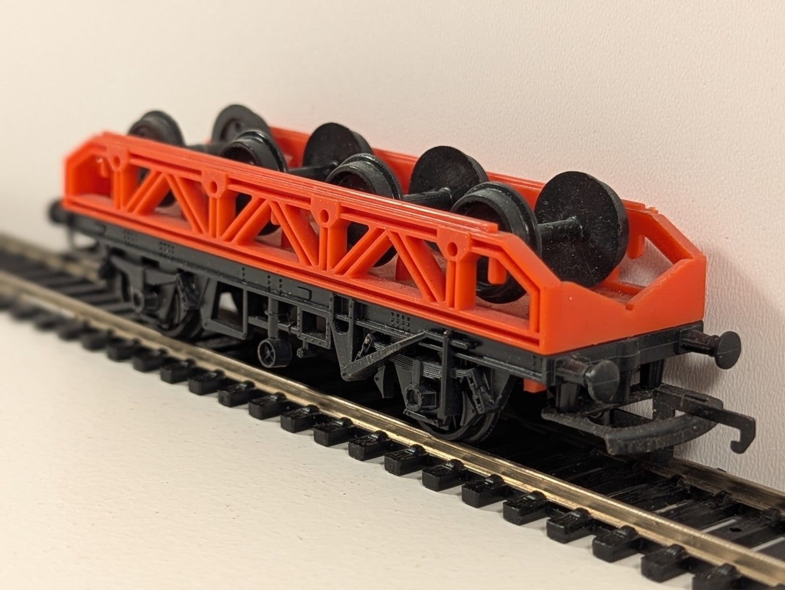 Hornby R131 OO Gauge Flat Wagon with Wheel Load