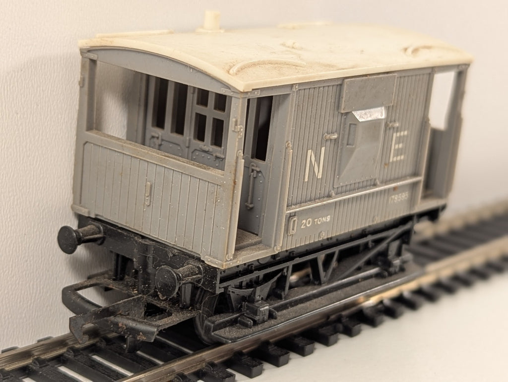 Hornby R114 OO Gauge Short Brake Van – North Eastern (NE) Grey