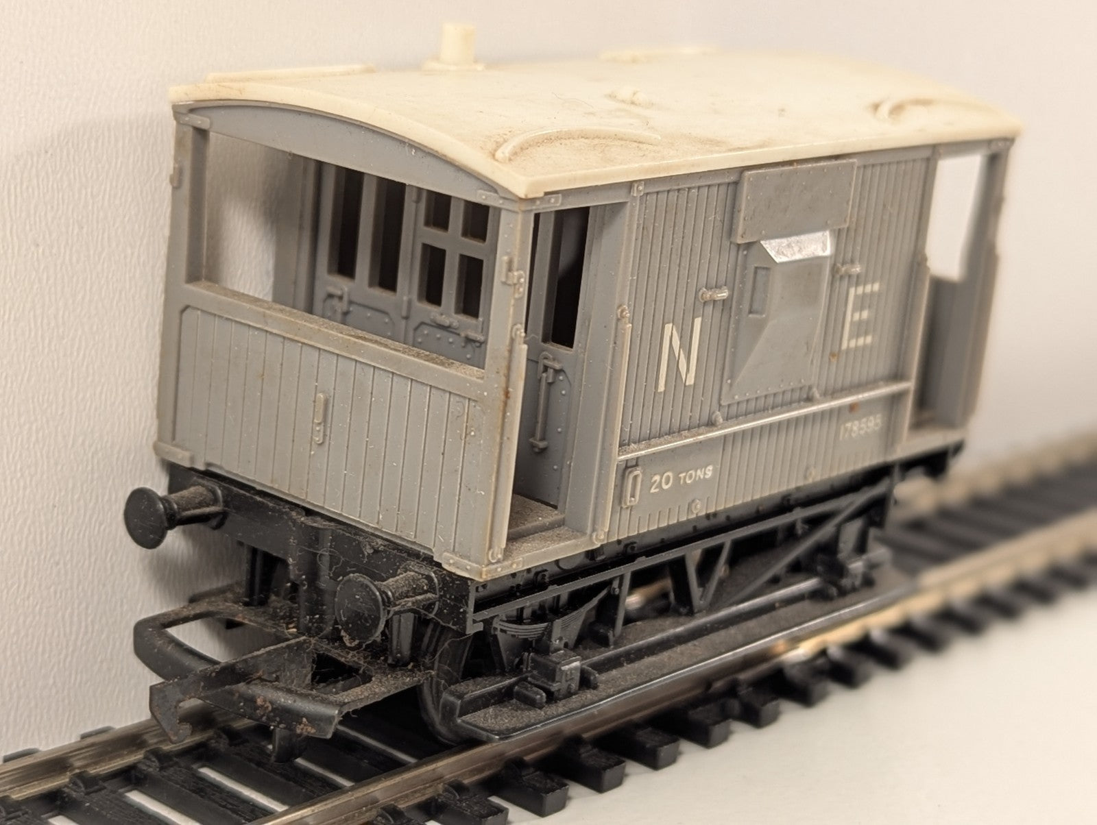 Hornby R114 OO Gauge Short Brake Van – North Eastern (NE) Grey