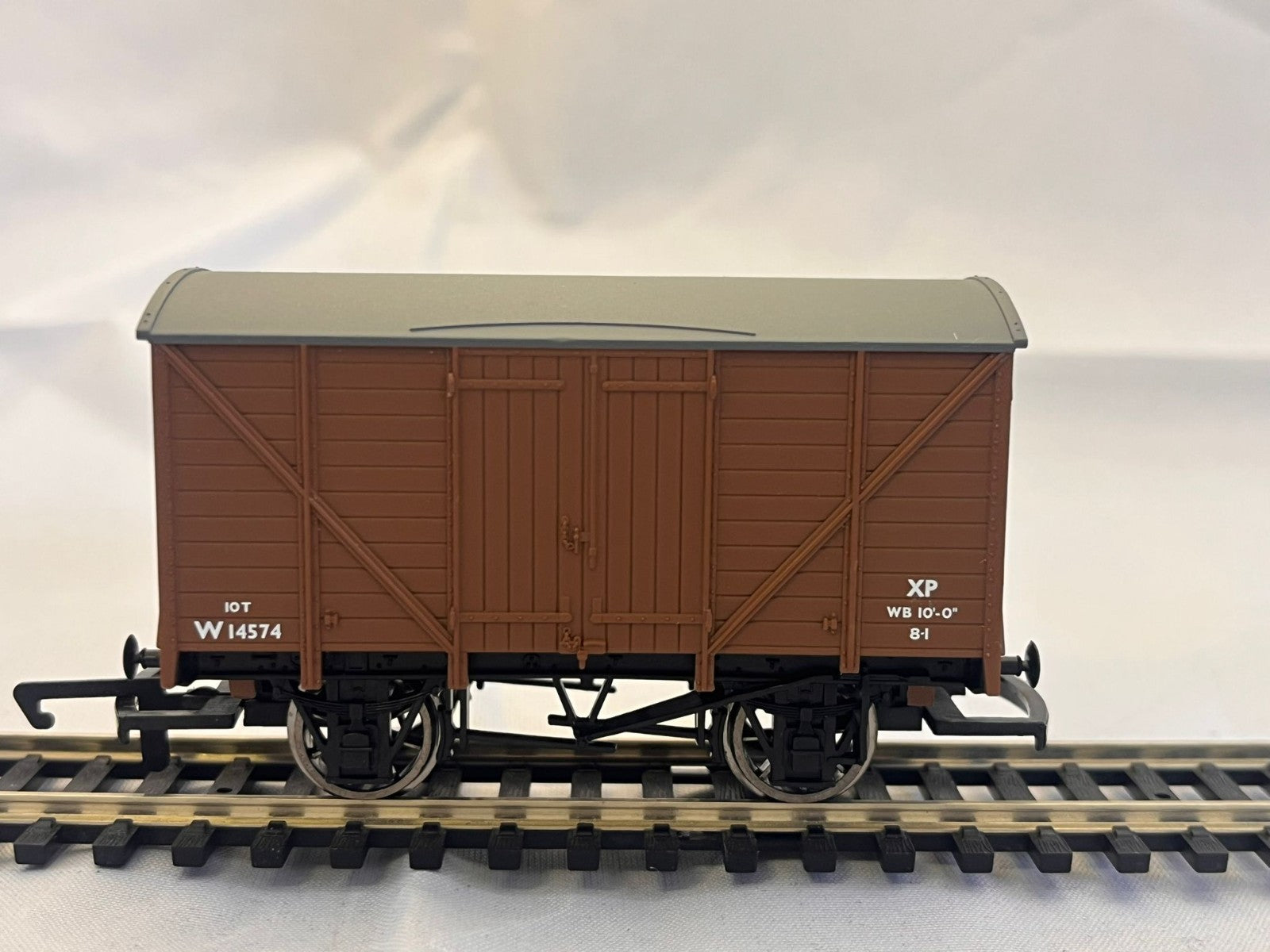 Hornby R6271 BR Brown 10 Ton Ventilated Van