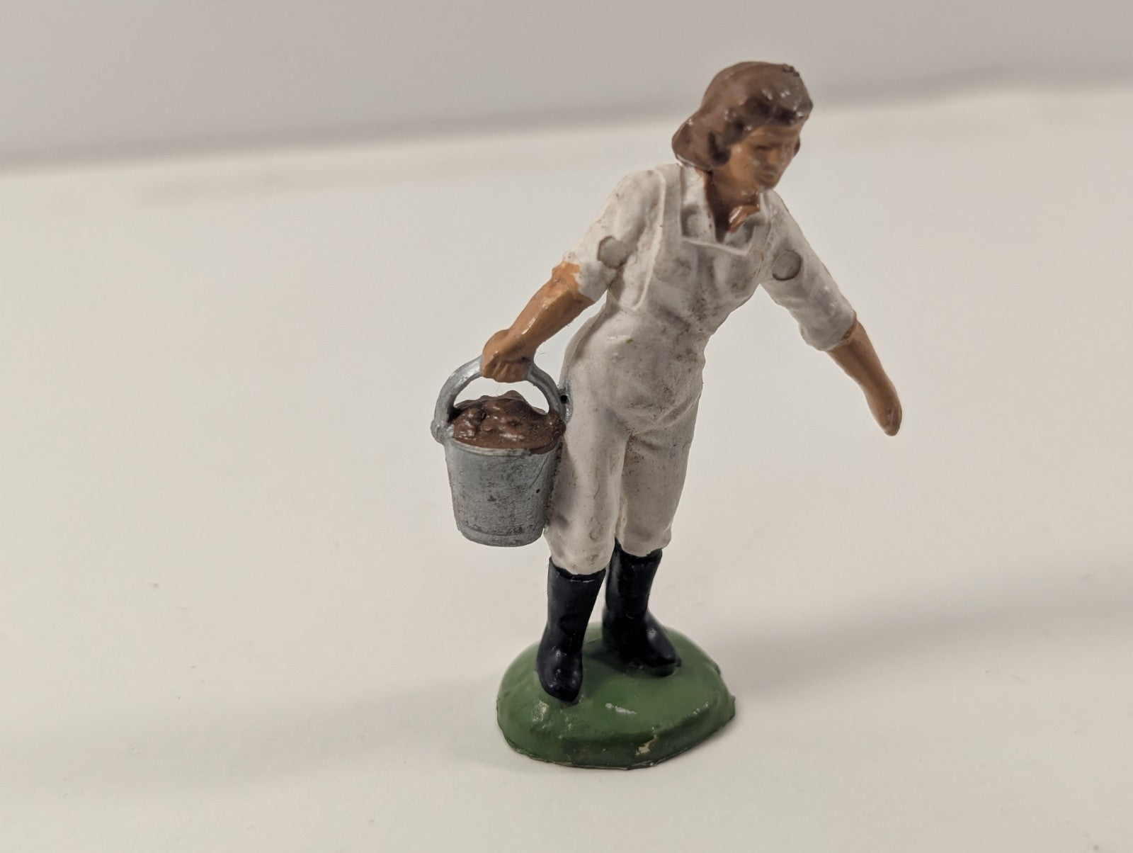 Britains “Land Girl / Farm Worker” Figure – 1:32 Scale