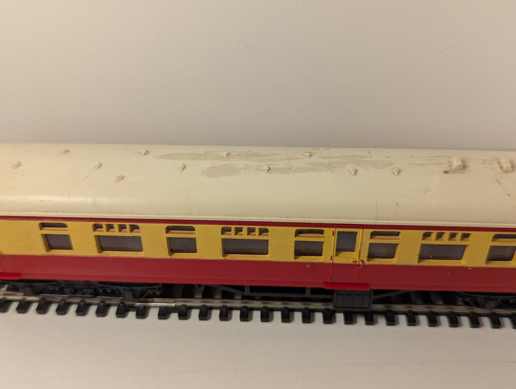 Tri-ang R29 BR Mainline Composite Coach – Crimson & Cream