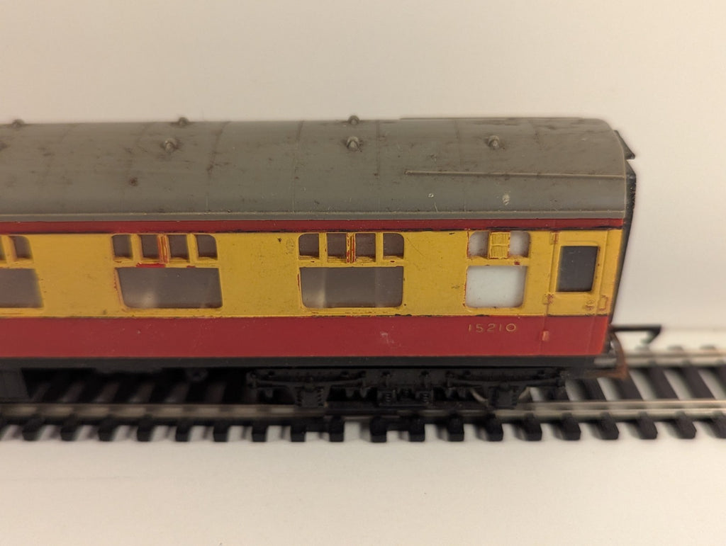 Tri-ang R626 BR Mk1 CK Composite Corridor Coach – 15210 – Crimson & Cream