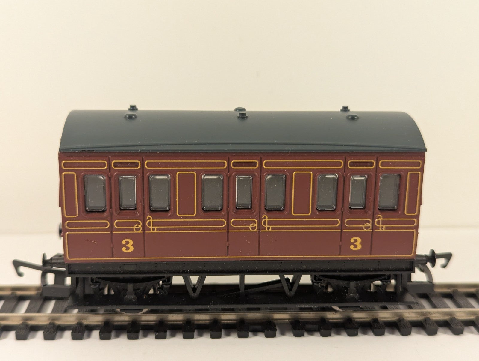 Hornby OO Gauge LMS 4-Wheel Coach Maroon