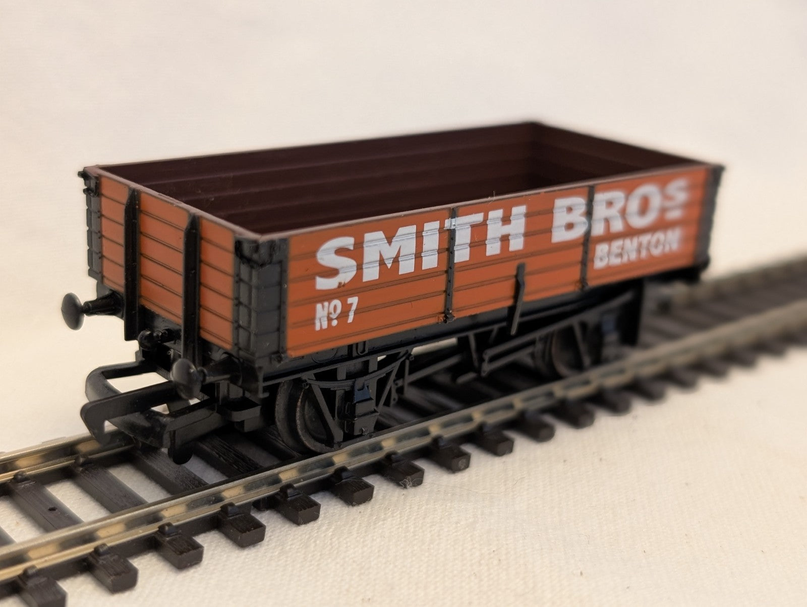 Hornby OO Gauge 7 Plank Wagon Smith Bros Benton Goods Wagon R6224