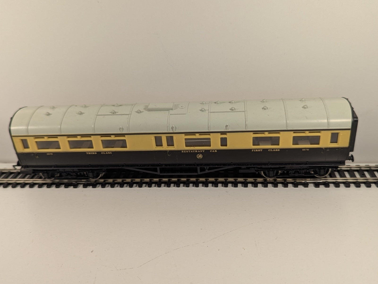 Hornby R454 OO Gauge GWR Collett Restaurant Car No. 9578