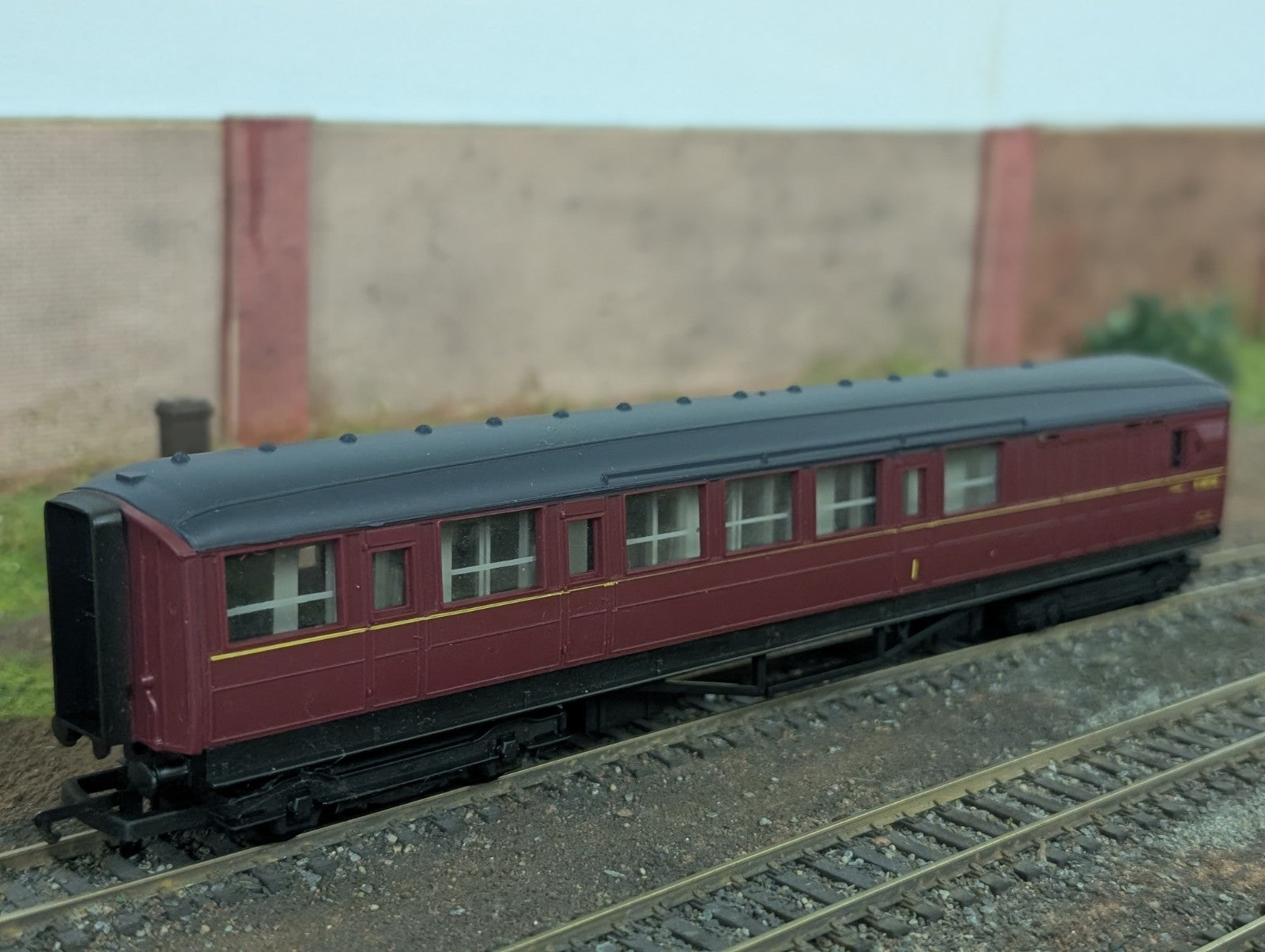 Hornby R4054 OO Gauge BR Brake Composite Coach (Ex-LNER) E10073E