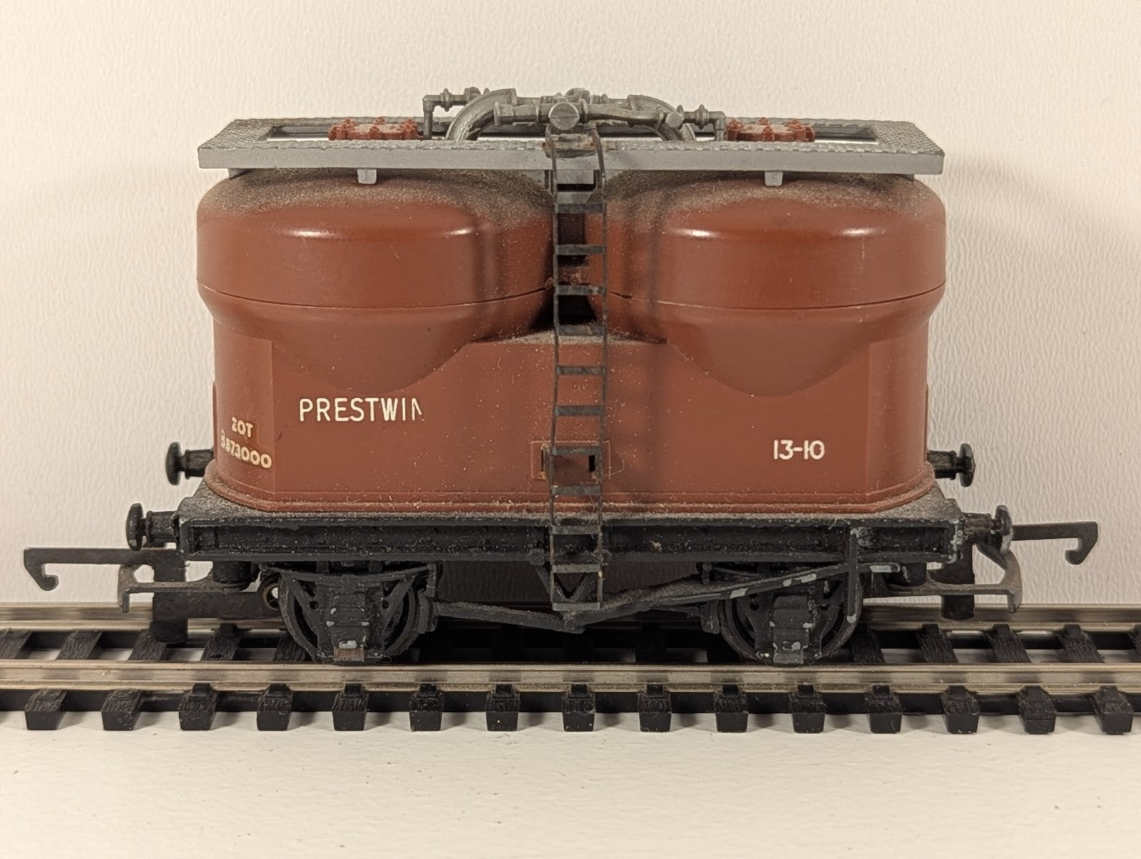 Wrenn 20-Ton Prestwin Twin Silo Wagon OO Gauge