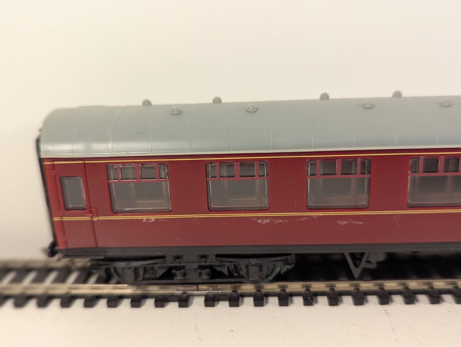 Hachette OO Gauge BR Mk1 Composite Corridor Coach Maroon (Needs a Clean)