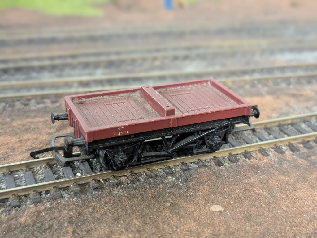 Triang R017 (R17) Bolster Wagon B913011 Red/Brown