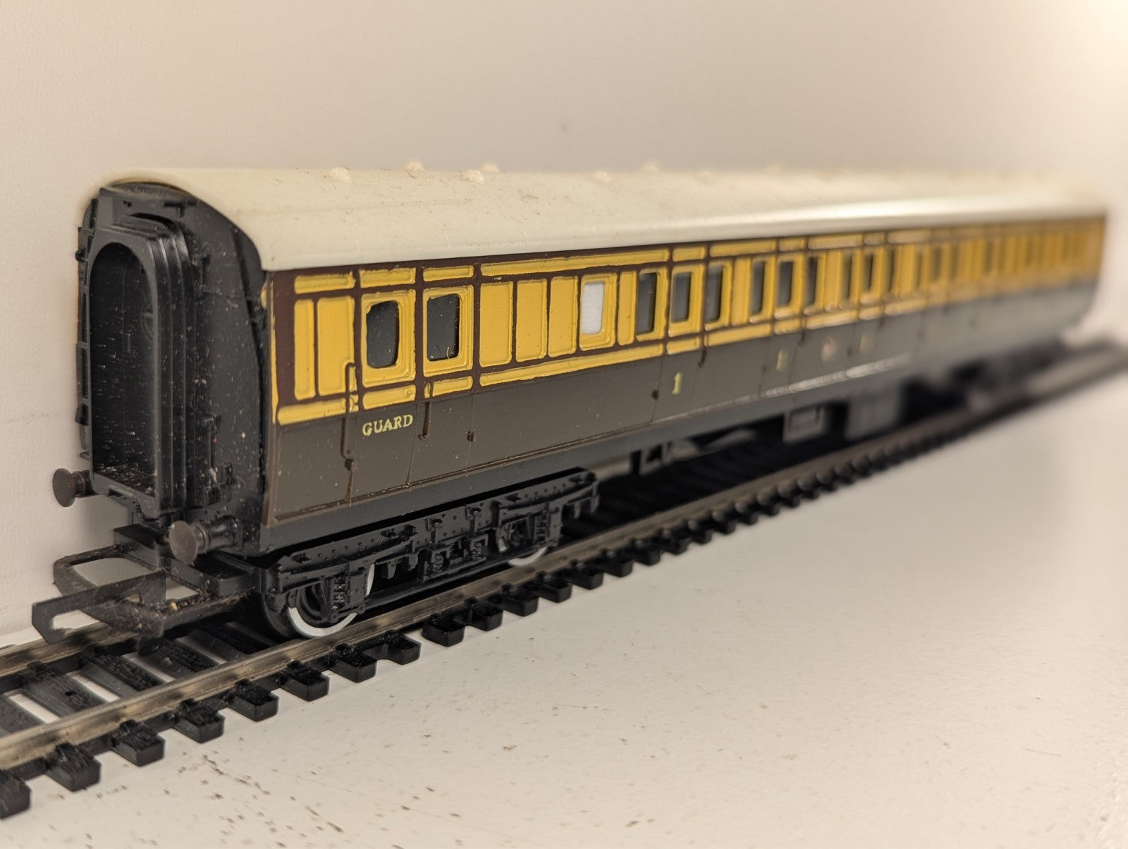 Hornby Railways R27 OO Gauge GWR First & Third Brake Coach - Boxed