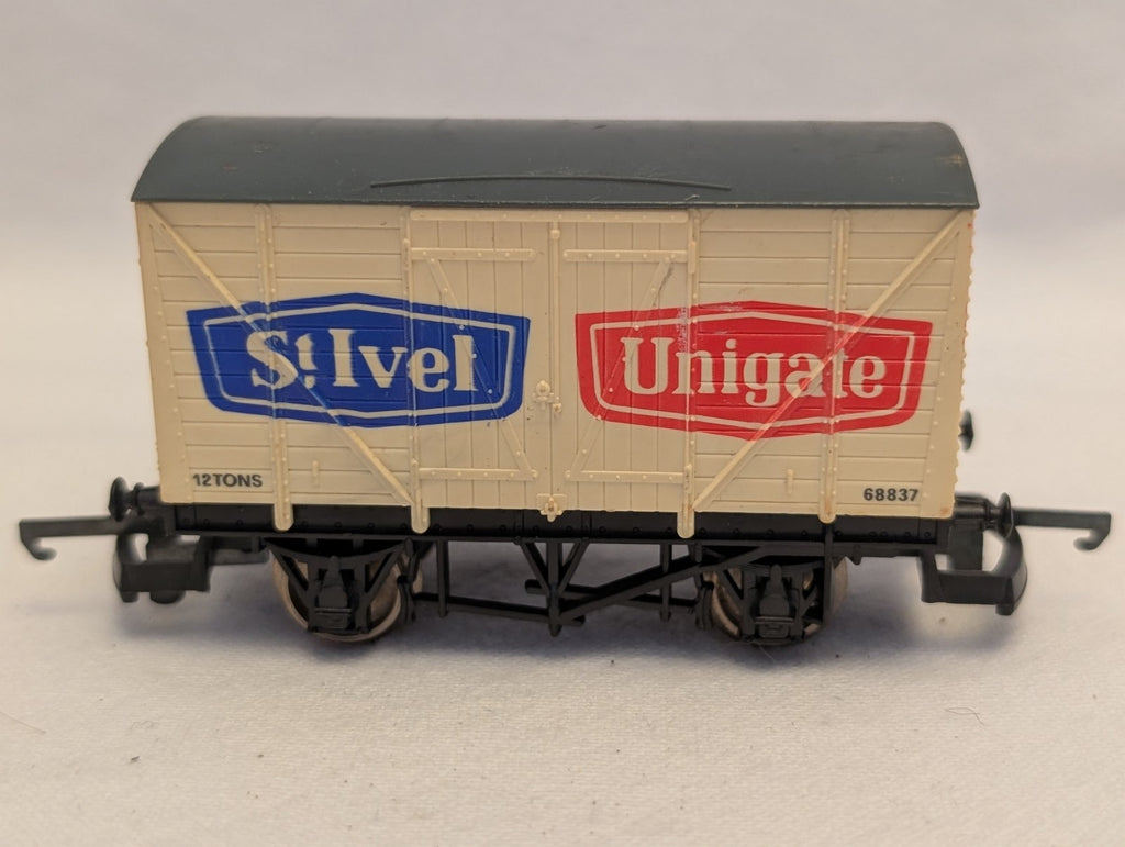 Lima OO Gauge St Ivel / Unigate 12 Ton Box Van Goods Wagon 68837