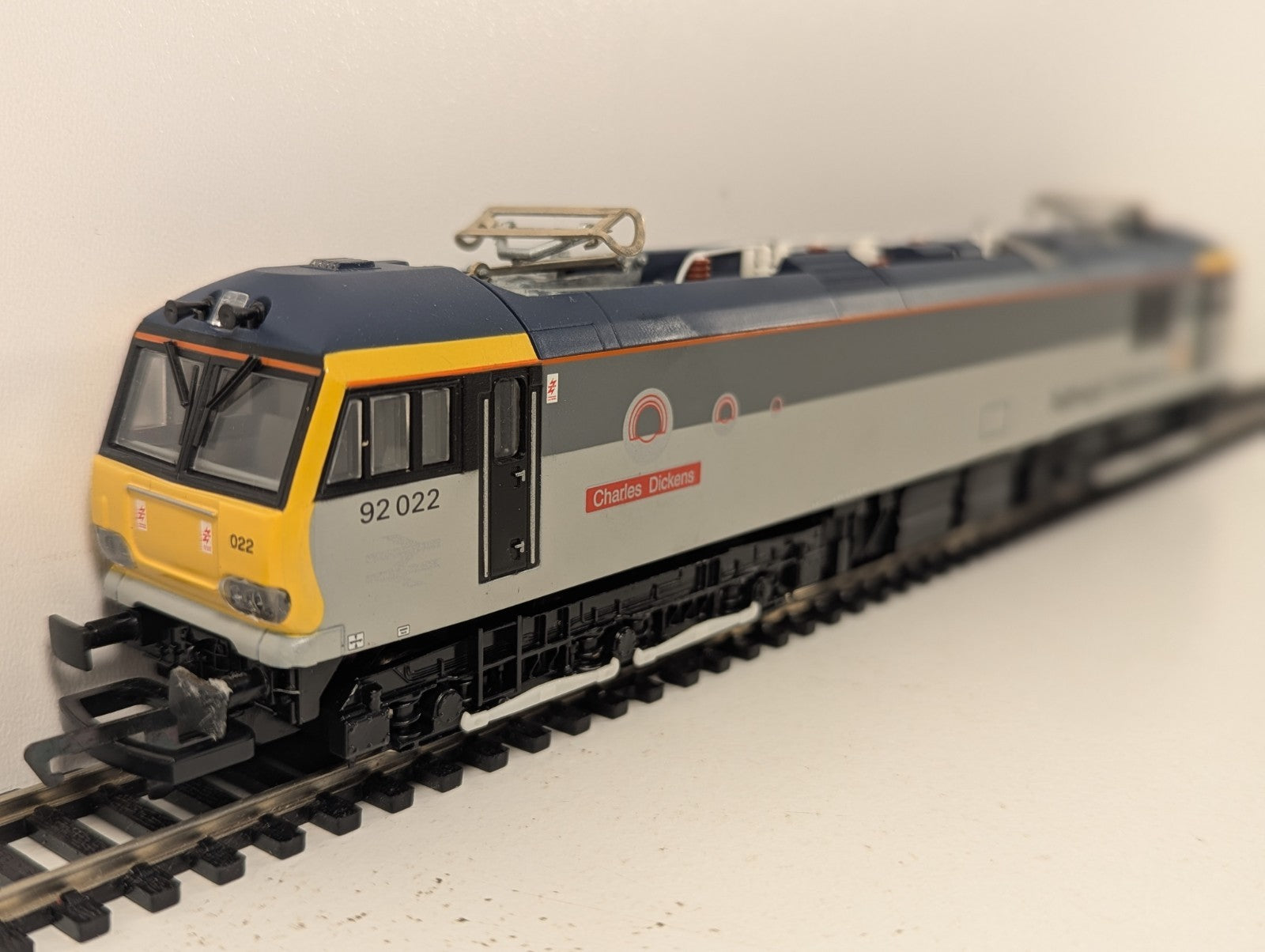 Hornby OO Gauge Class 92 022 Charles Dickens Railfreight Distribution