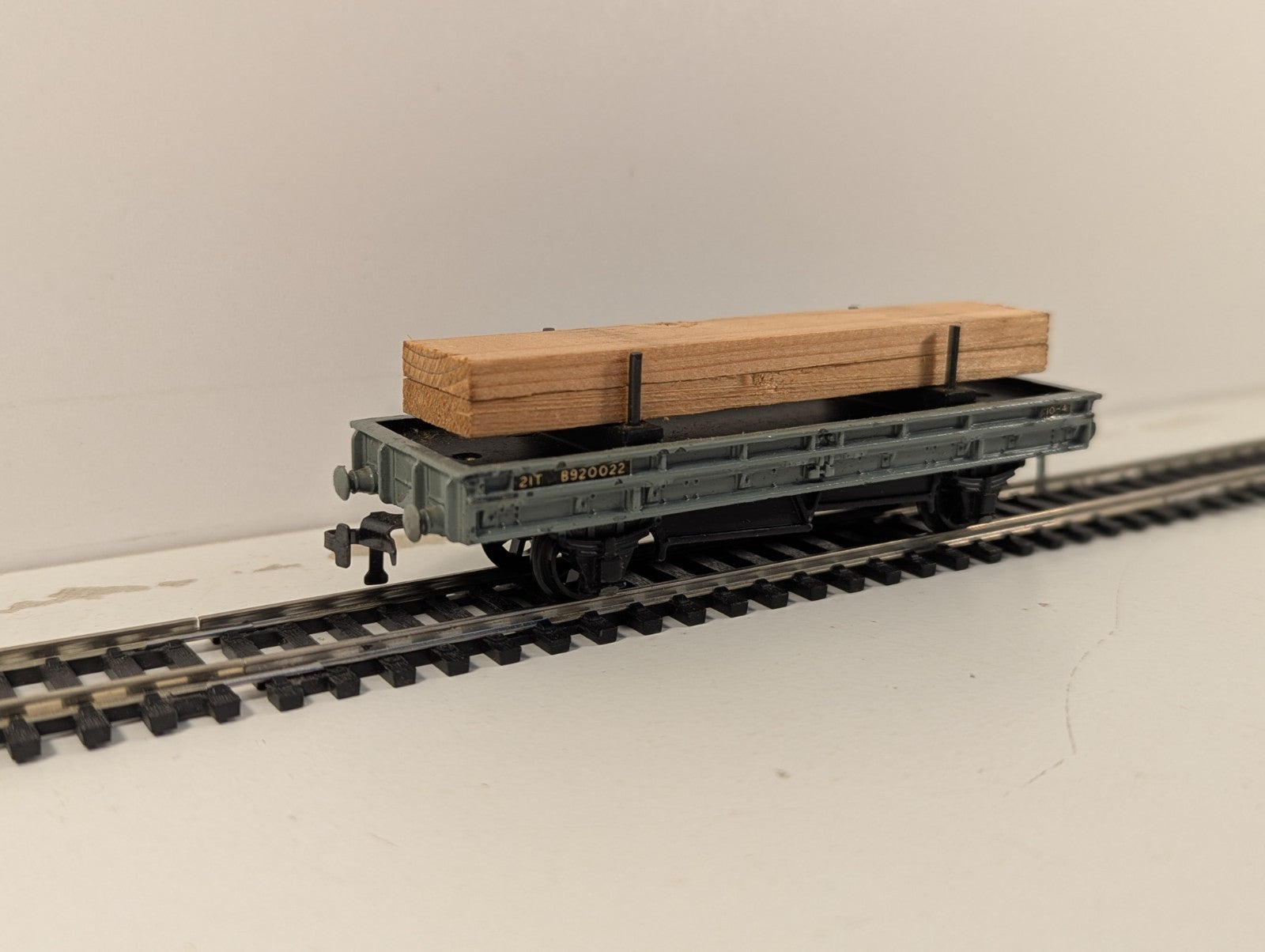 Hornby Dublo 4615 OO Gauge BR Grey Double Bolster Wagon with Timber Load - Boxed