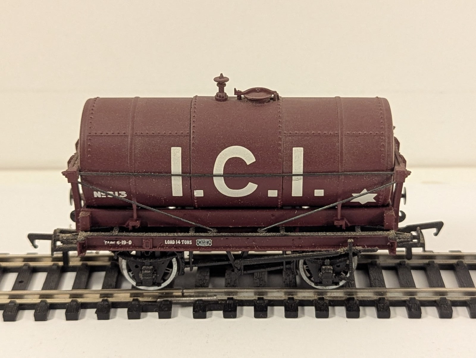 Bachmann OO Gauge 14-Ton Tank Wagon Goods Wagon 313 ICI Maroon 37-081