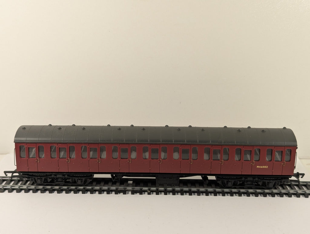 Bachmann Branchline OO Gauge BR Mk1 57ft Suburban Composite Coach