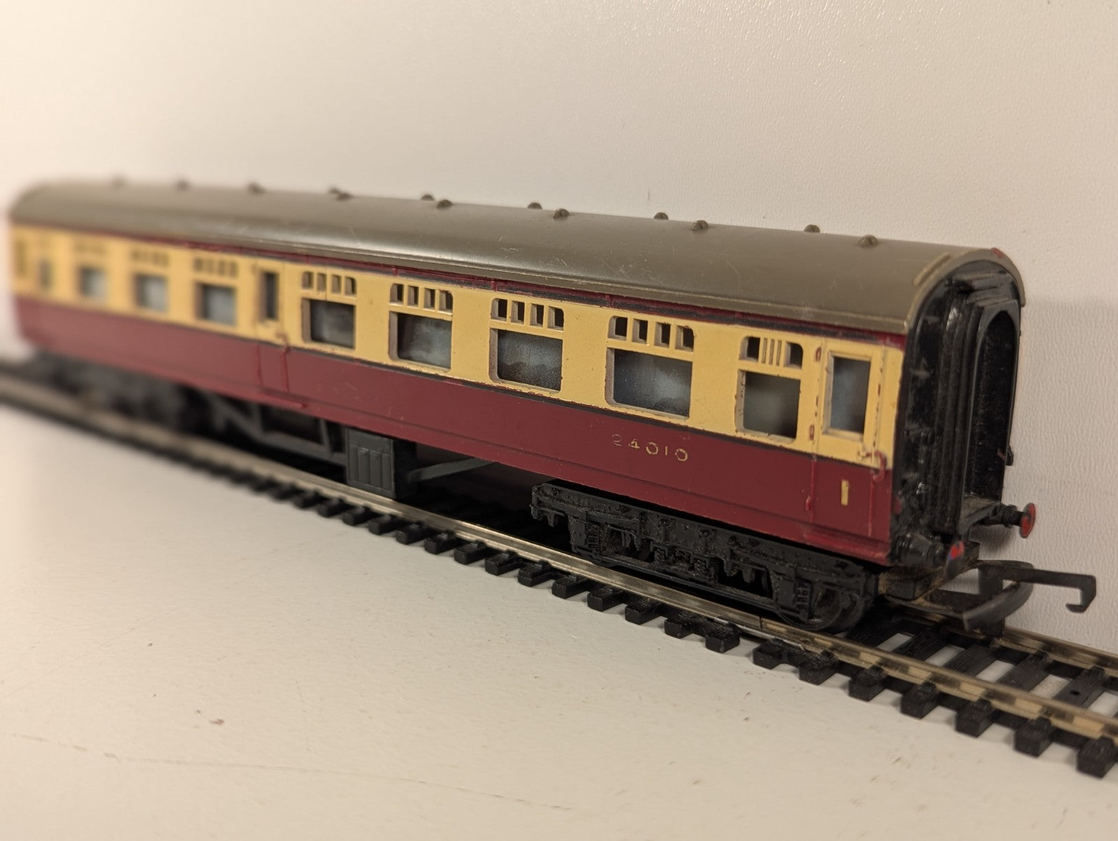 Tri-ang OO Gauge 1st & 3rd Class Composite Coach BR Cream & Maroon