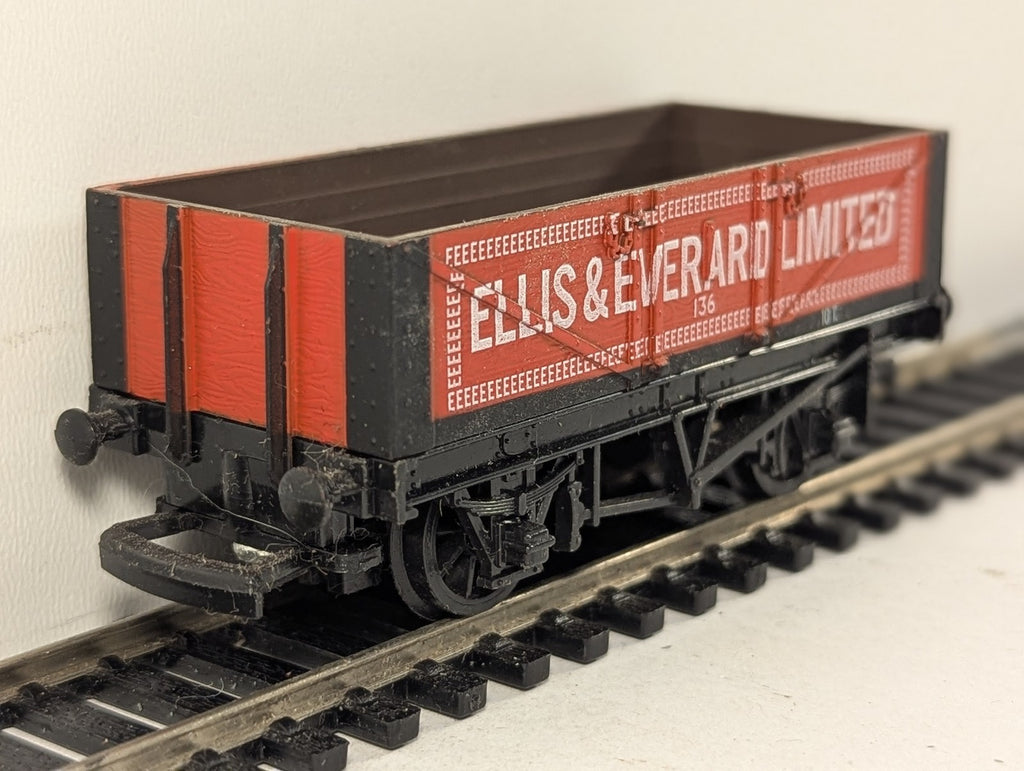 Mainline OO Gauge 7 Plank Wagon Ellis & Everard Goods Wagon 136