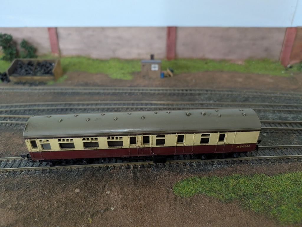 Triang M34000 R28 Passenger Coach Vintage Railway Train Carriage Guard