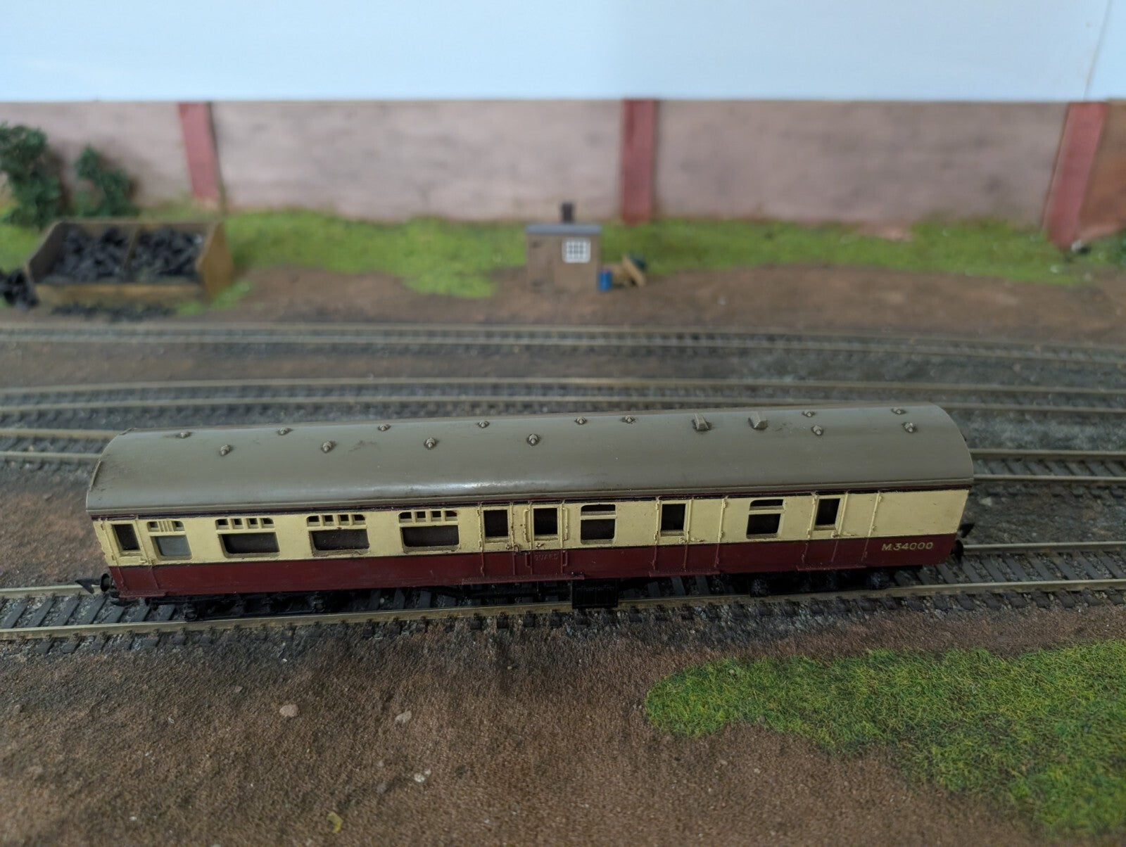 Triang M34000 R28 Passenger Coach Vintage Railway Train Carriage Guard