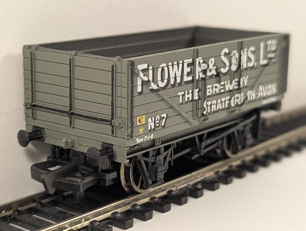 Bachmann OO Gauge 7 Plank Wagon 'Flower & Sons' Goods Wagon 33-104A