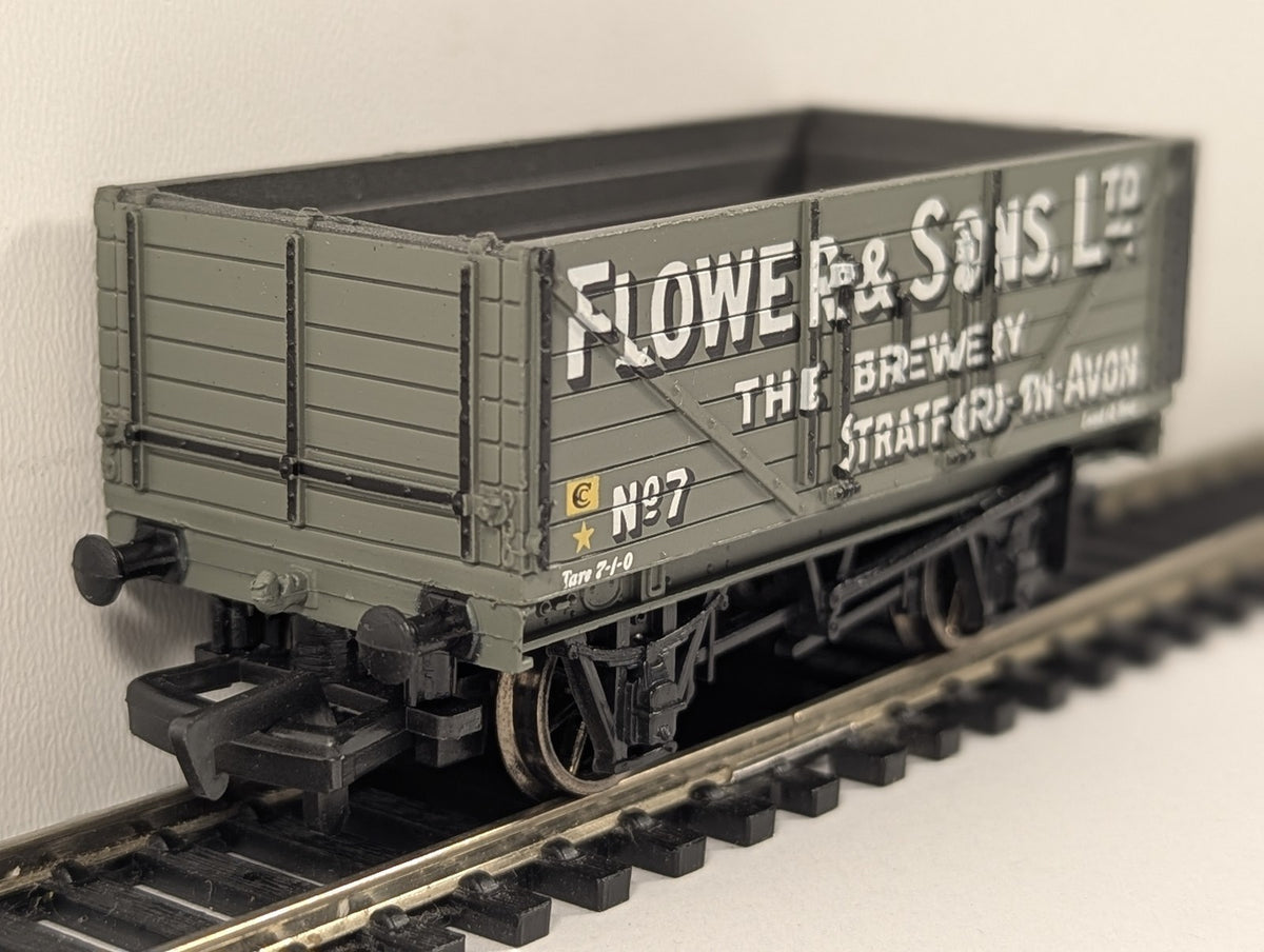 Bachmann OO Gauge 7 Plank Wagon 'Flower & Sons' Goods Wagon 33-104A