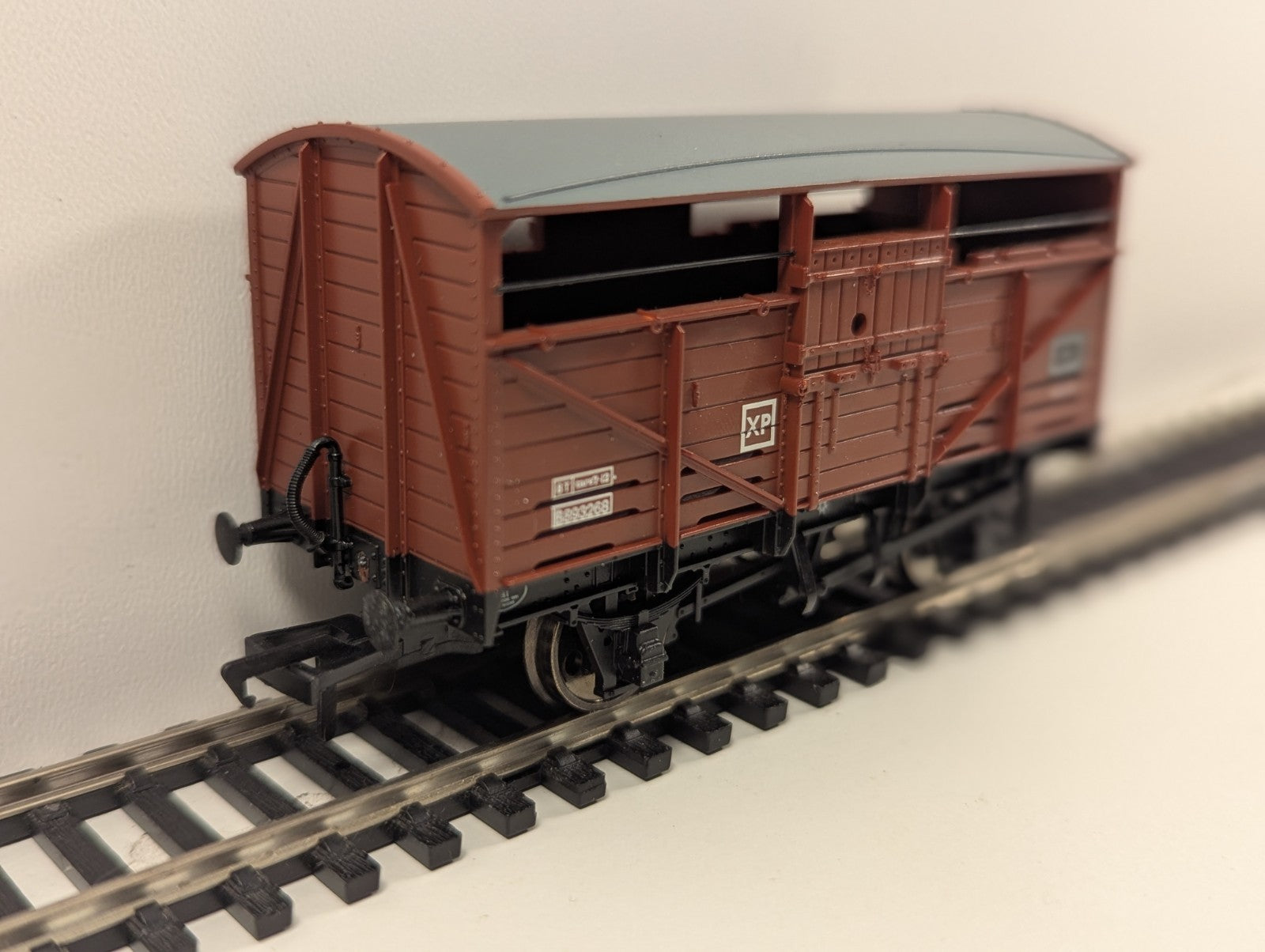 Bachmann Branchline 37-712A BR 8-Ton Cattle Wagon – OO Gauge