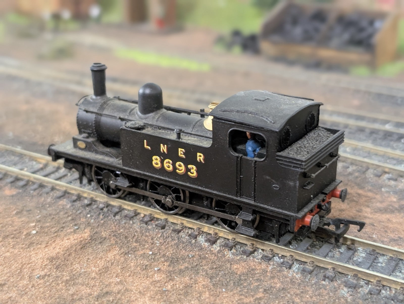 Bachmann 31-057 OO Gauge LNER J72 Class 0-6-0T 8693