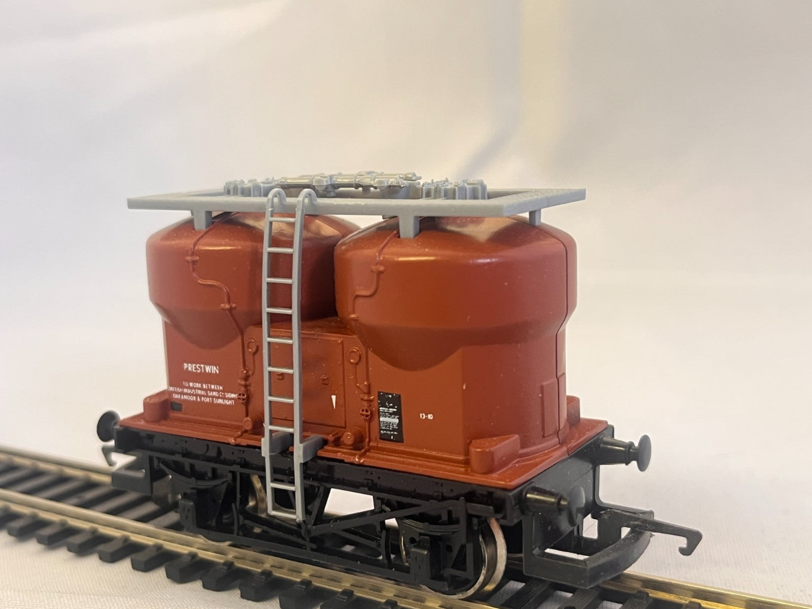 Hornby R723 Prestwin Twin Silo Wagon OO Gauge Boxed