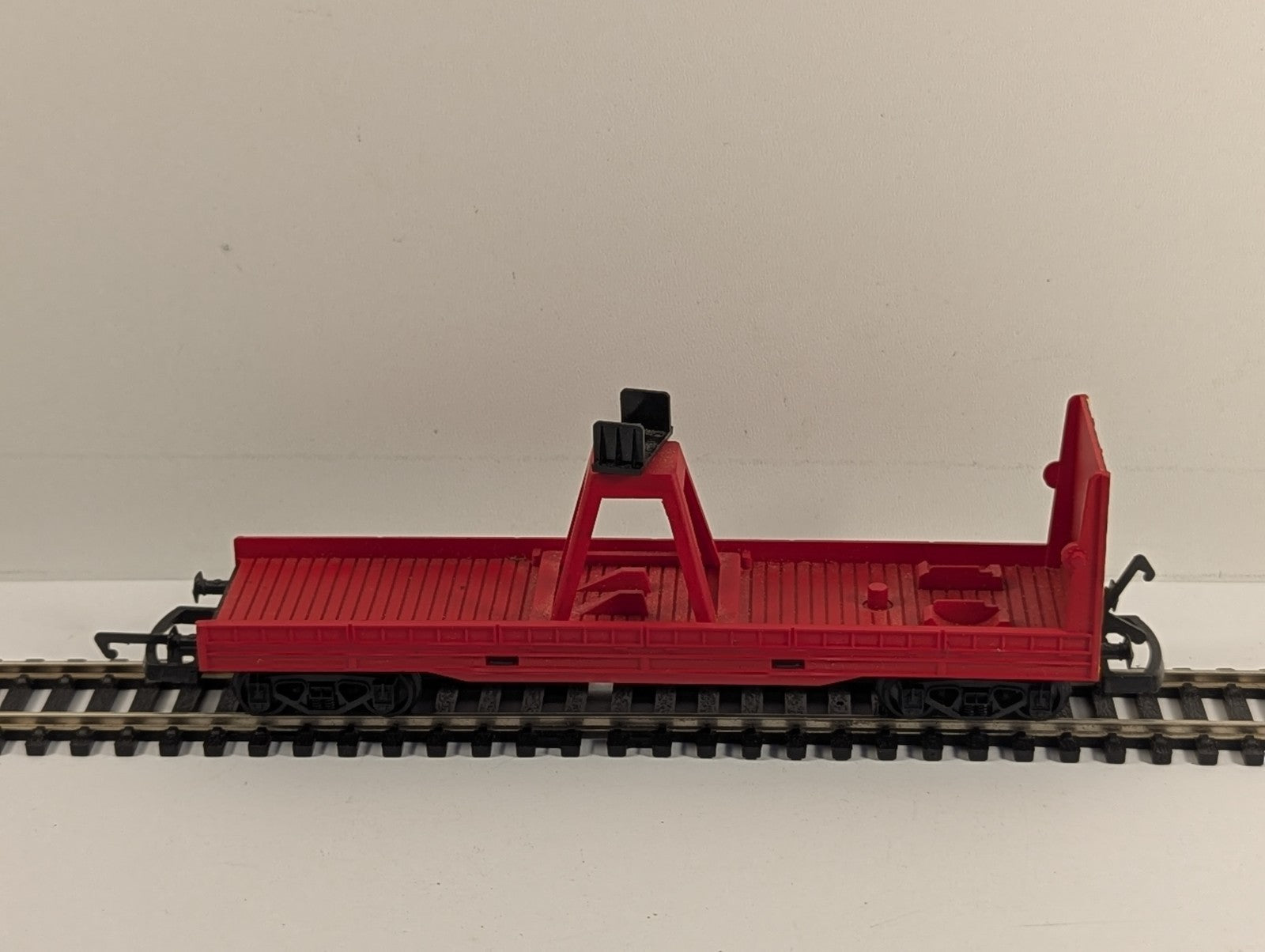 Hornby OO Gauge Bogie Crane Runner Wagon Red