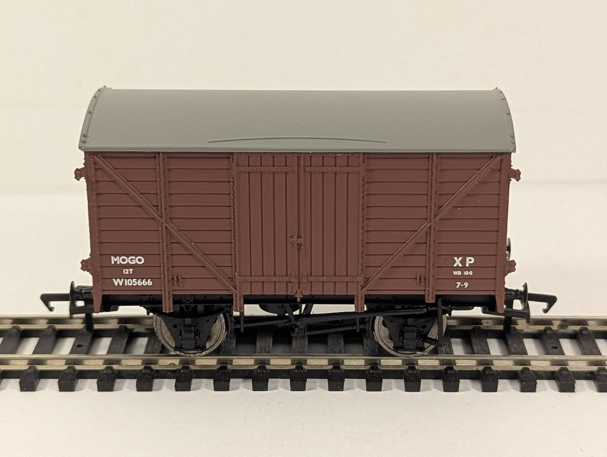 Bachmann OO Gauge 12 Ton Mogo Van Goods Van W105666 BR Brown 37-777