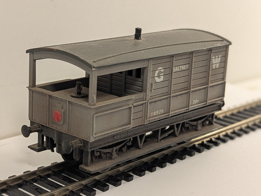 Hornby R107 OO Gauge GWR 20t Toad Brake Van Saltney 114925