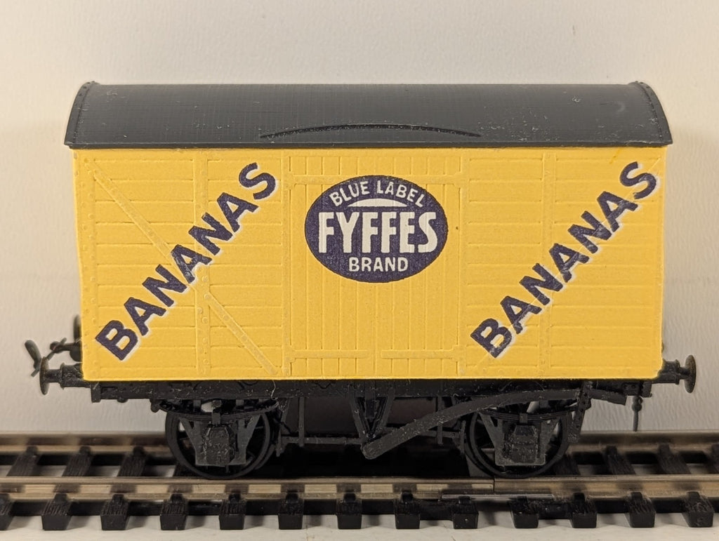 Peco OO Gauge Fyffes Bananas Van - Missing Couplings