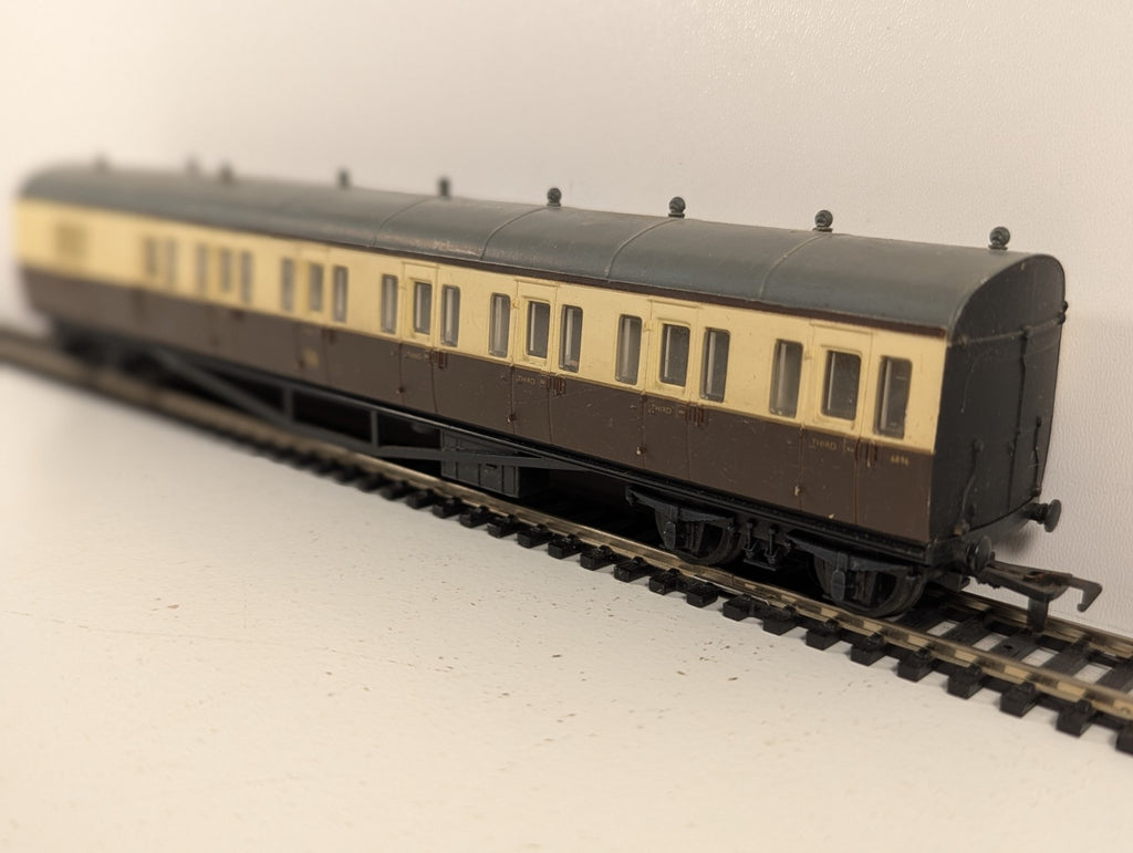 Airfix OO Gauge GWR Suburban Brake Coach Chocolate & Cream