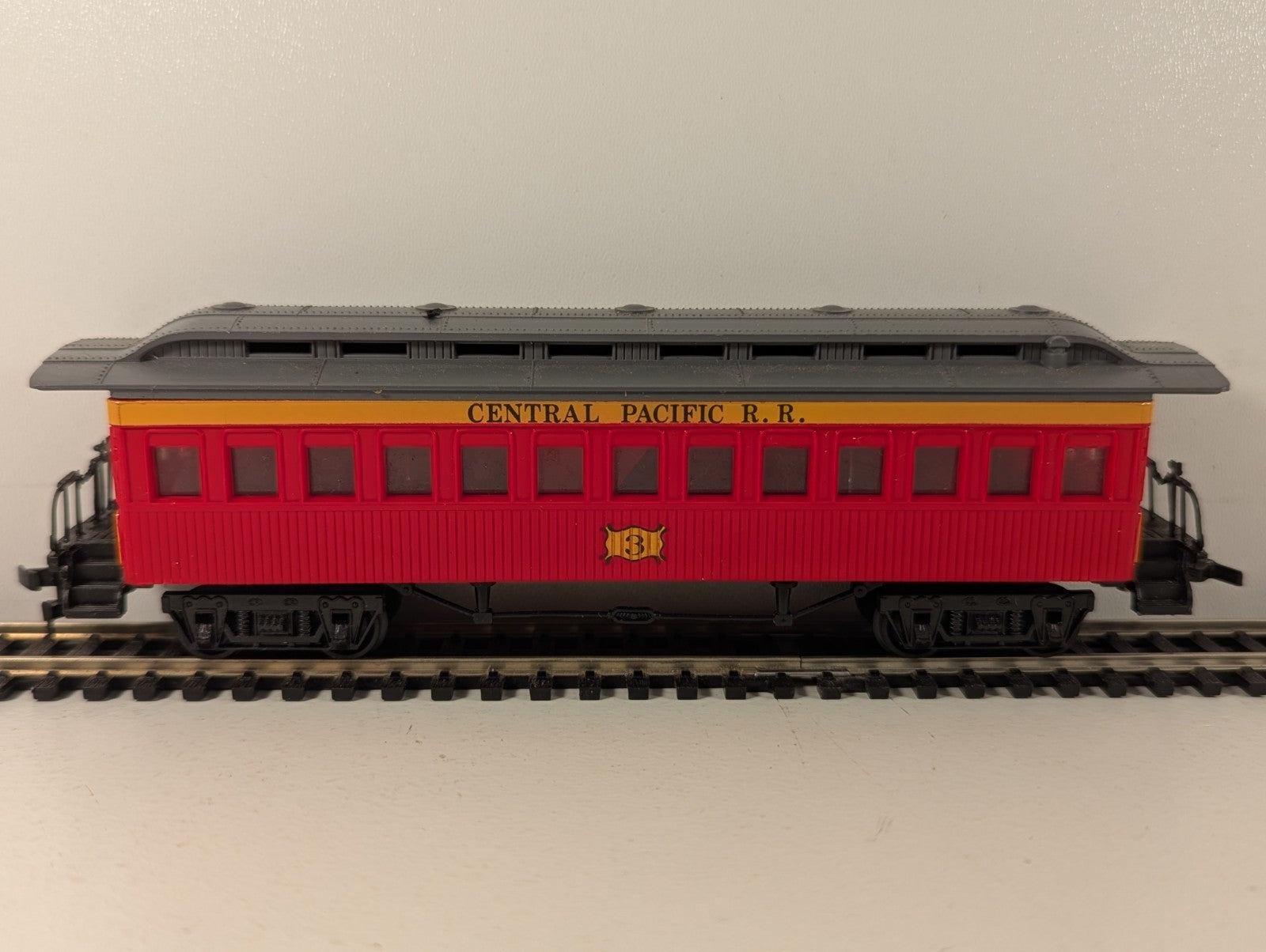 Bachmann 72924 HO Gauge Central Pacific 47ft Old Time Coach - Boxed