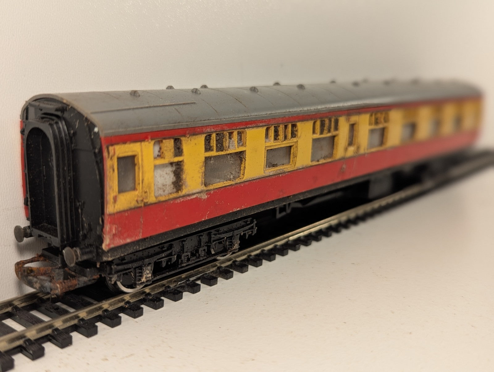 Hornby OO Gauge LMS Corridor Composite Coach Passenger Coach 15210